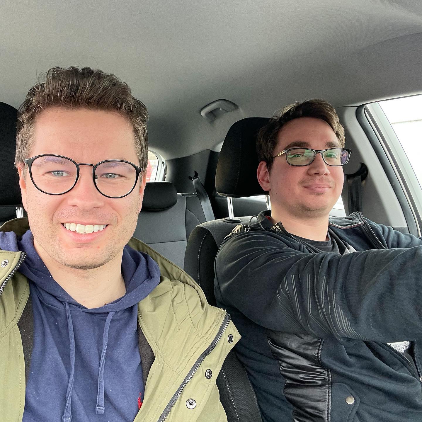 Uśmiechnięty kursant trzyma kierownicę