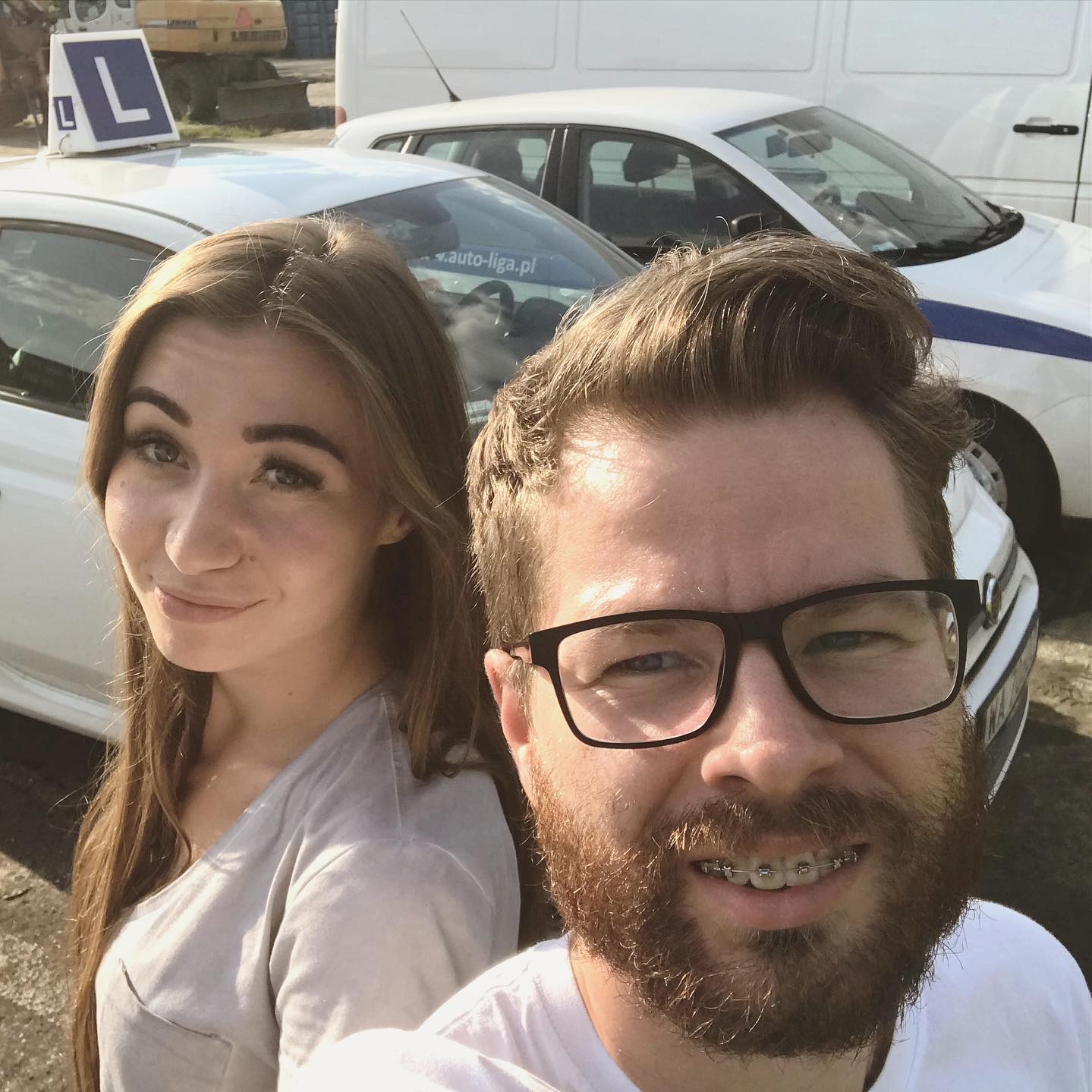 Kursantka trzyma zdany egzamin