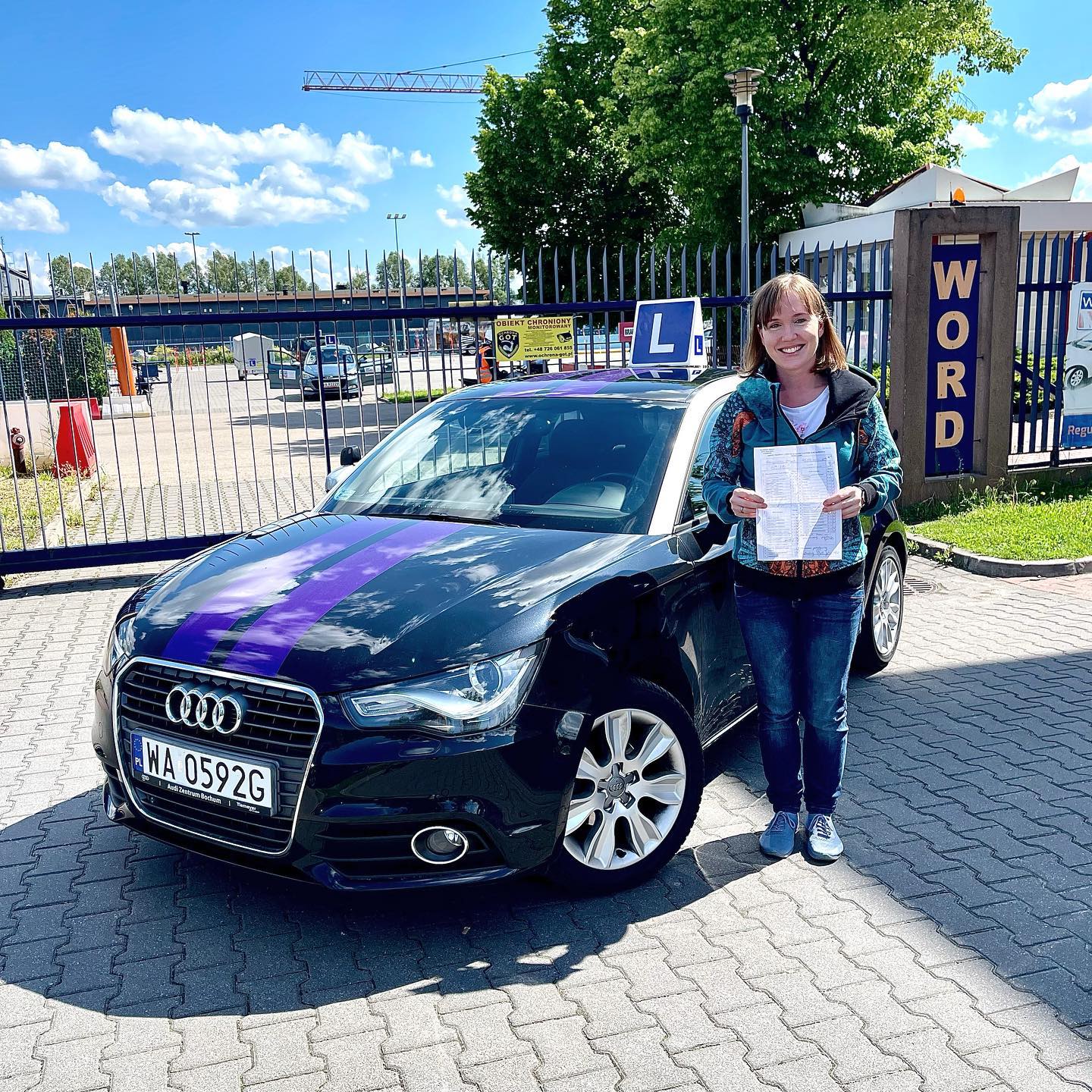 Uśmiechnięty kursant trzyma kierownicę